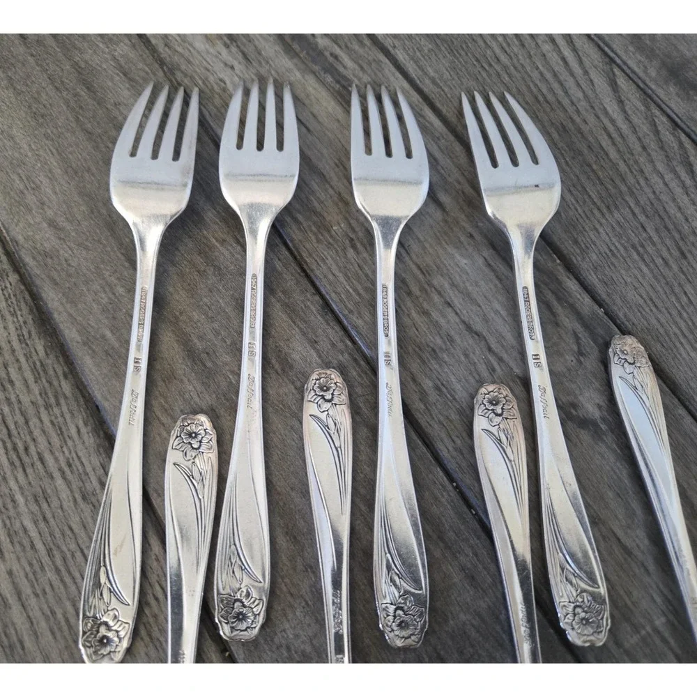 Vintage 1847 Rogers Bros Daffodil Silverplate Dinner Forks 7-1/2